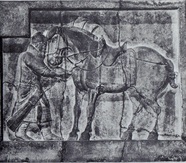 cavaliere tang del VII secolo. Notare la sella con staffe.
